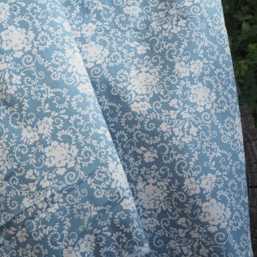 Tissu HORTENSE bouquet blanc cassé fond bleu